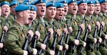 Военные будут исполнять по утрам государственный гимн